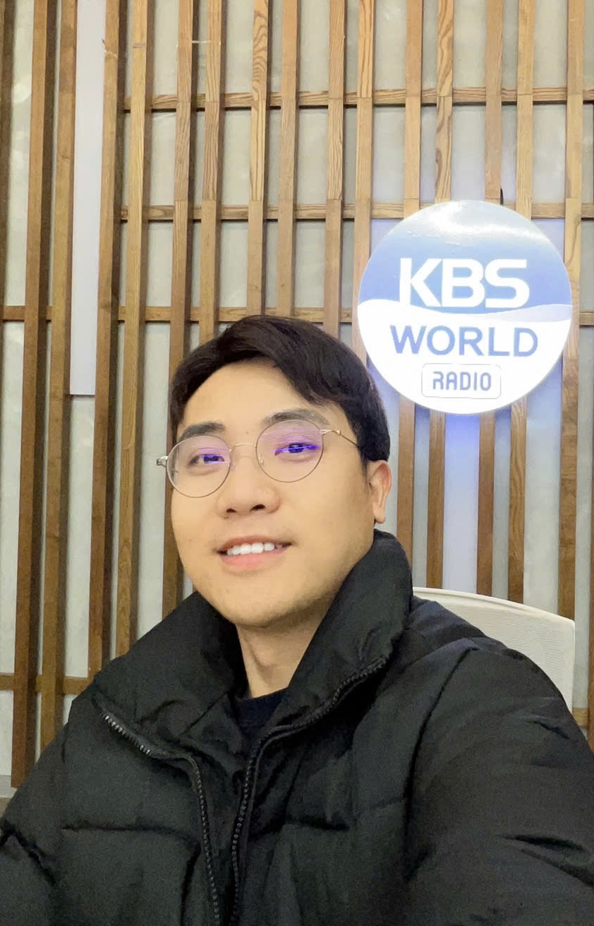 Thầy Nguyễn Văn Hùng tại KBS World Radio, Seoul